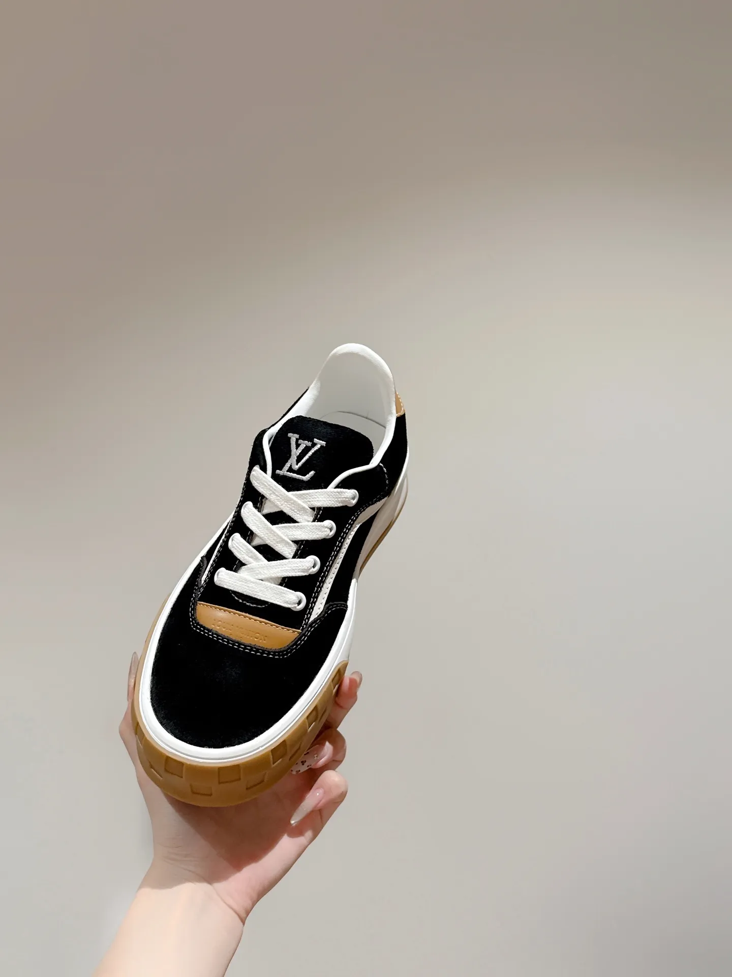 👟👟Ex-factory price 640👟👟 LV men's new tilt sneakers, classic catwalk style, air-glue technology, very comfortable on the feet. Luxurious materials, fine workmanship, European made English letters printed on the midsole, the upper is made of calfskin, the side is decorated with the brand LOGO and signature, the latest latex foot pads ➕ mesh lining, the foot feels super comfortable. Two-color TPU combination outsole. Packing process Goodyear stitched seam fabric: first-layer cowhide, lining: customized silky mesh lining-first-layer silk cowhide lining Bottom thickness: 0.5cm ☑️size: men's 39-44 (45 customized, non-returnable)
